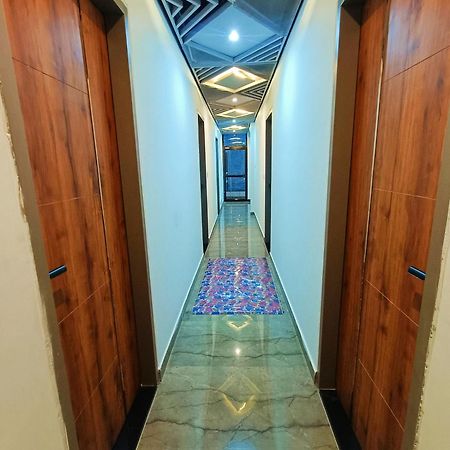 Shri Radha Rani Kripa Dham Hotel Mathura Ngoại thất bức ảnh