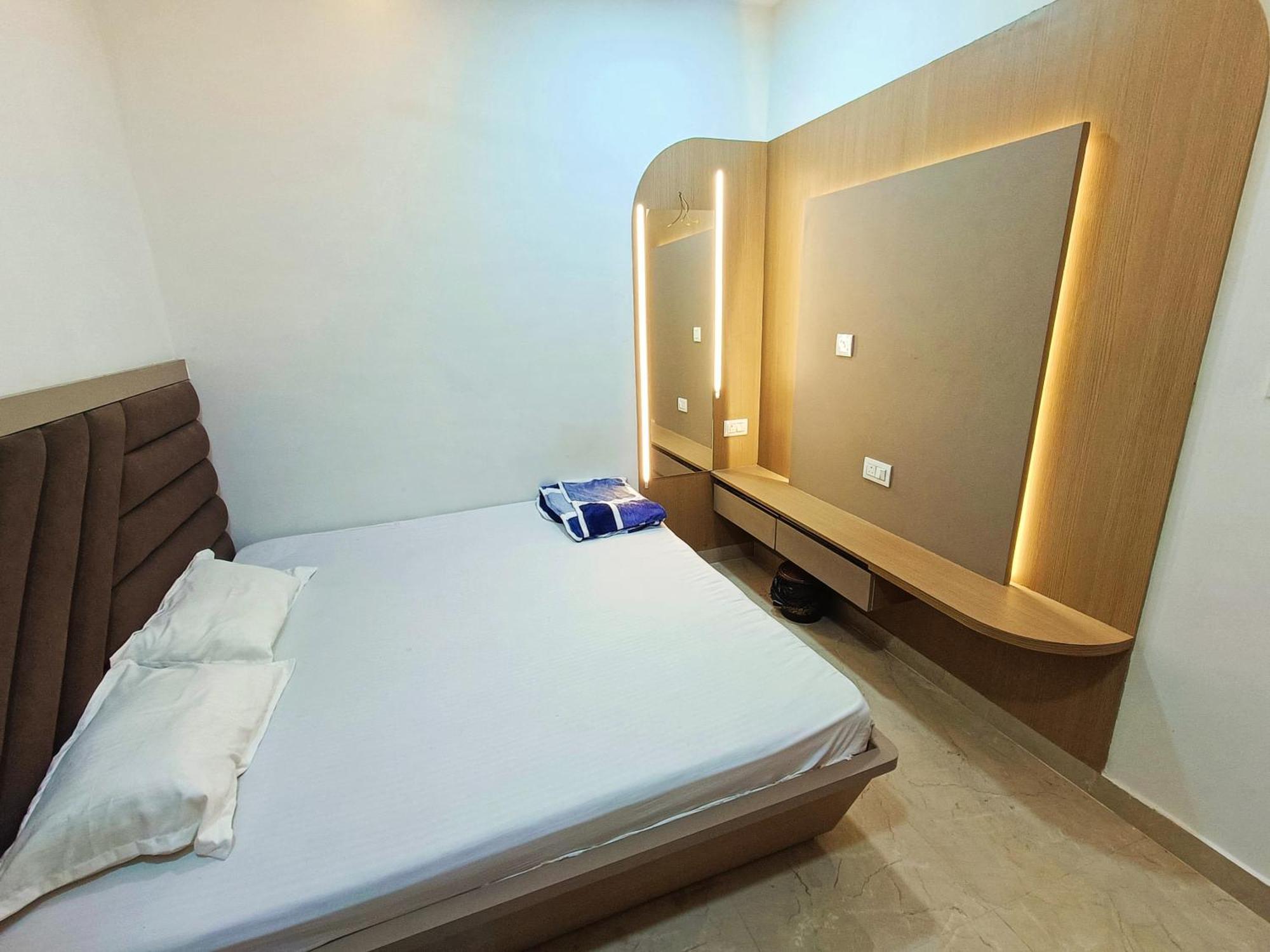 Shri Radha Rani Kripa Dham Hotel Mathura Ngoại thất bức ảnh