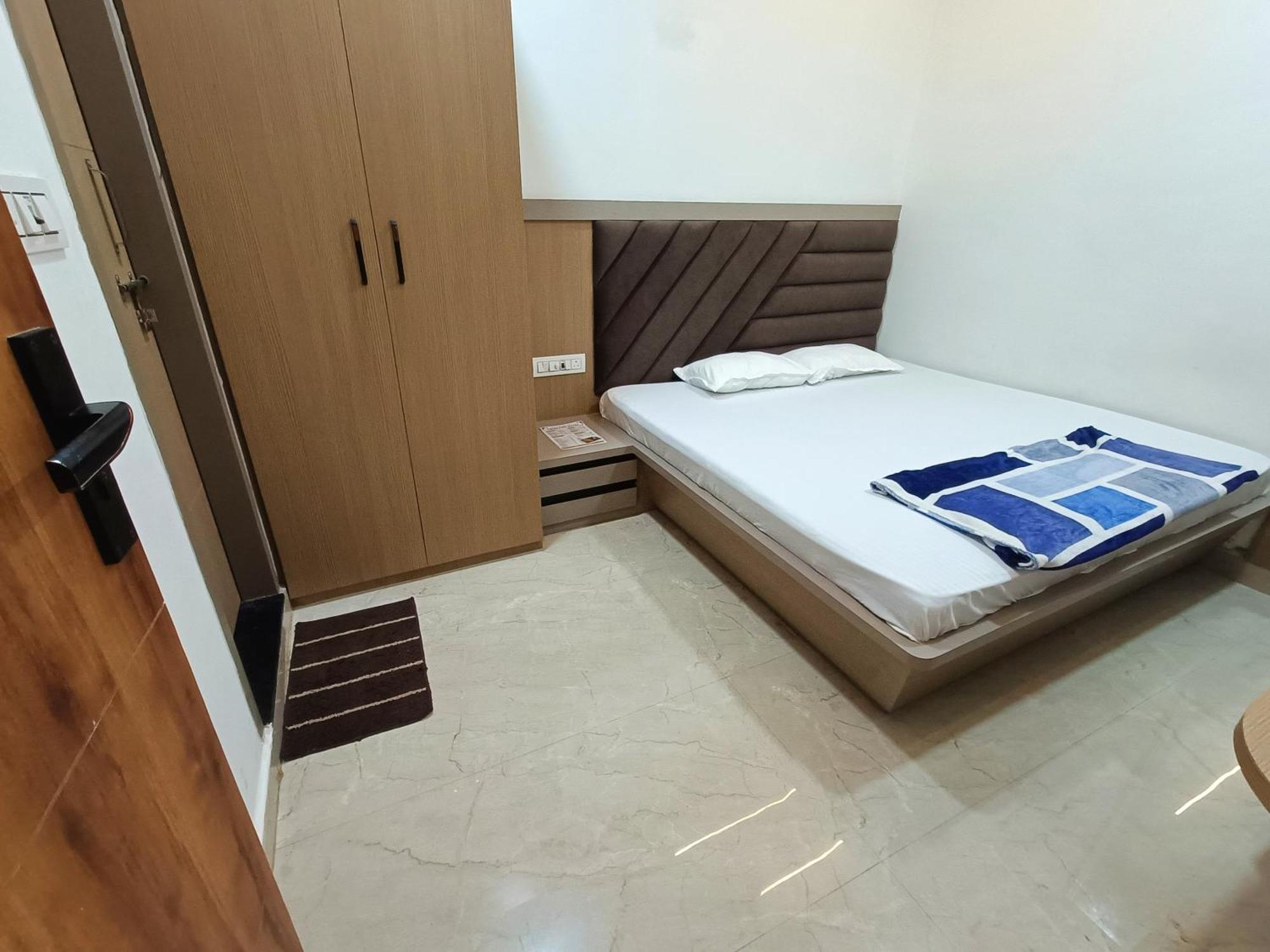 Shri Radha Rani Kripa Dham Hotel Mathura Ngoại thất bức ảnh