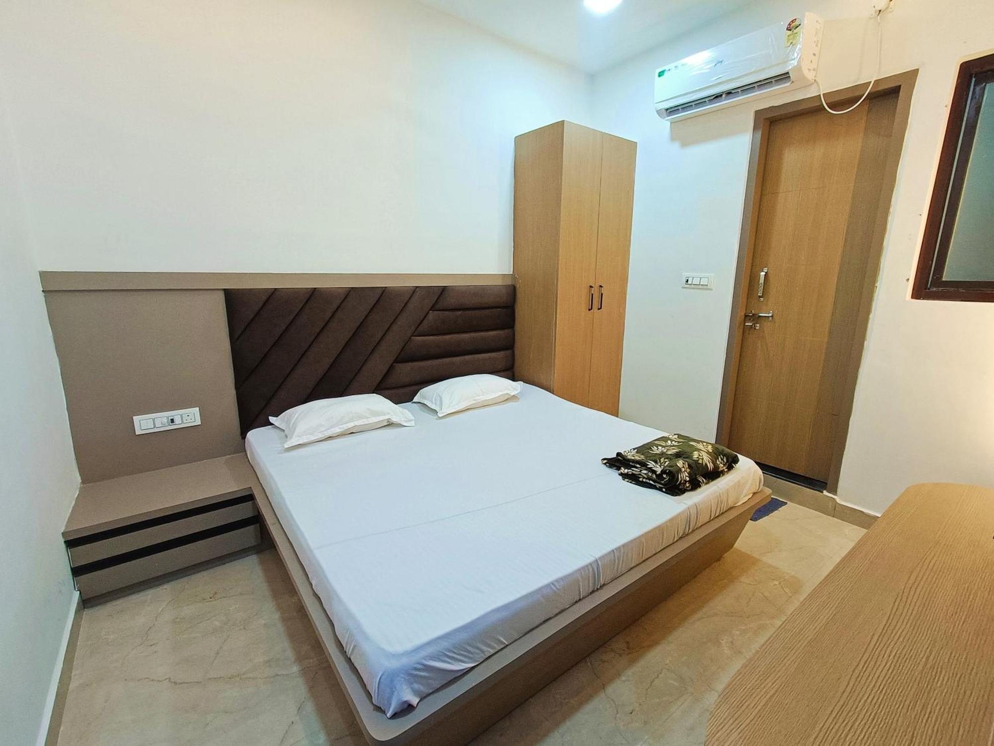 Shri Radha Rani Kripa Dham Hotel Mathura Ngoại thất bức ảnh