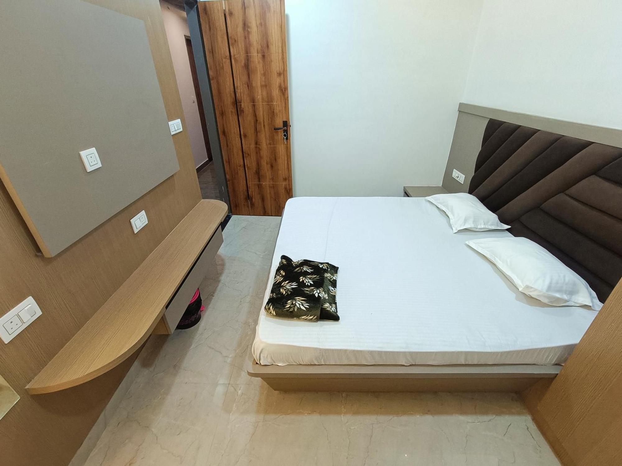 Shri Radha Rani Kripa Dham Hotel Mathura Ngoại thất bức ảnh
