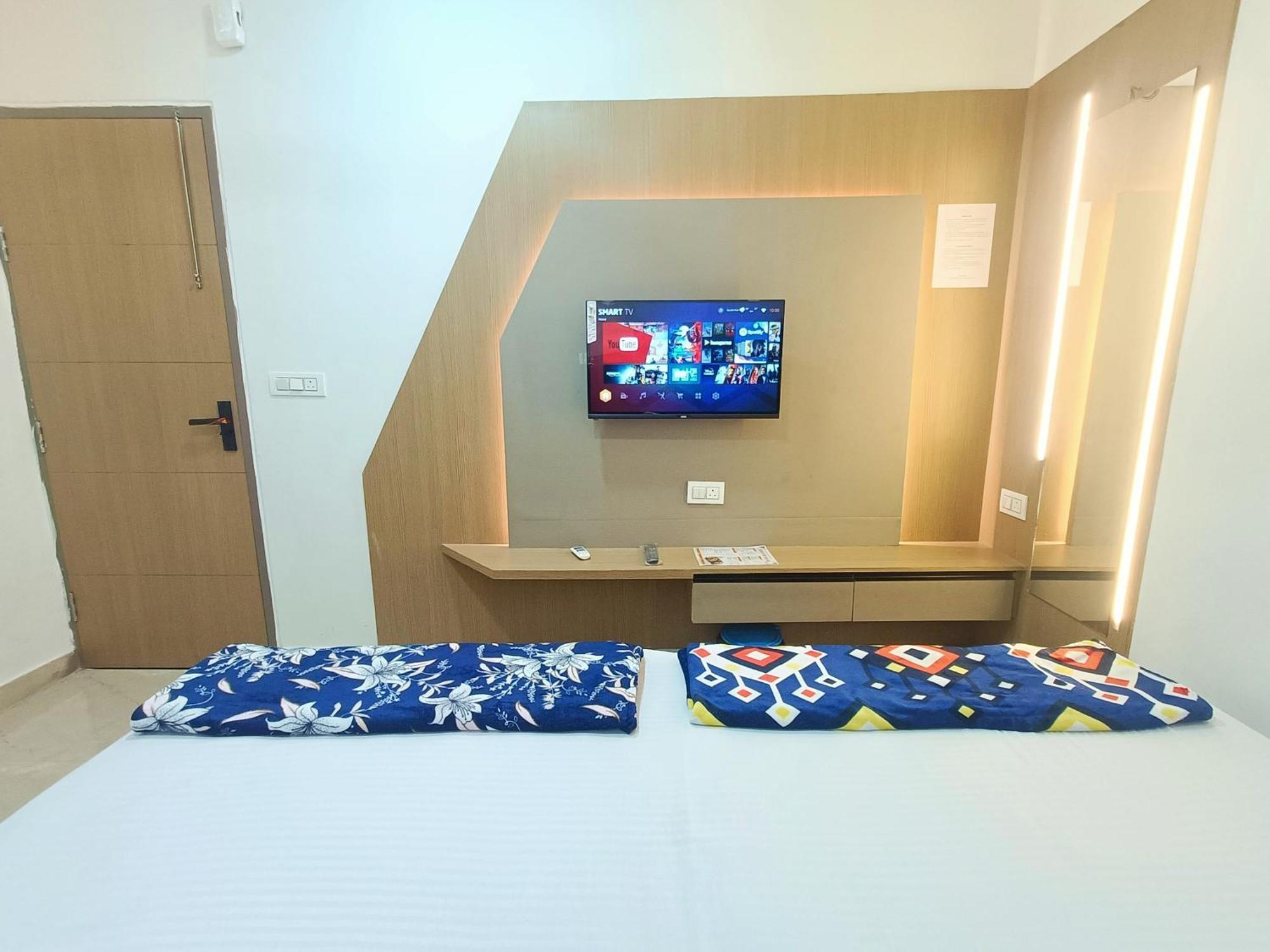 Shri Radha Rani Kripa Dham Hotel Mathura Ngoại thất bức ảnh